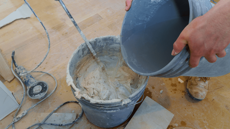 چسب کاشی خمیری بهتر است یا پودری